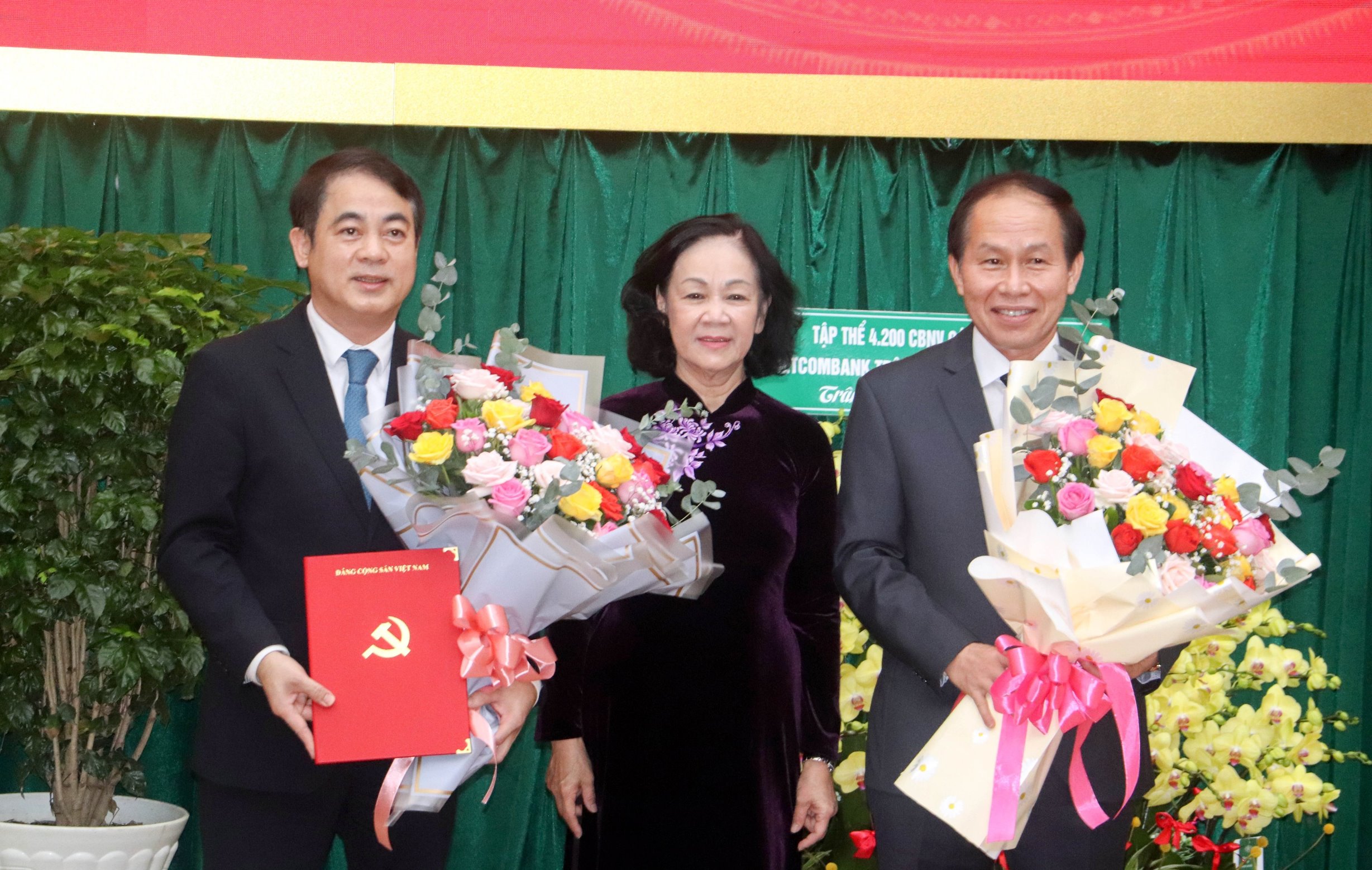 Bà Trương Thị Mai chúc mừng ông Nghiêm Xuân Thành và ông Lê Tiến Châu giữ cương vị mới - Ảnh: VGP.