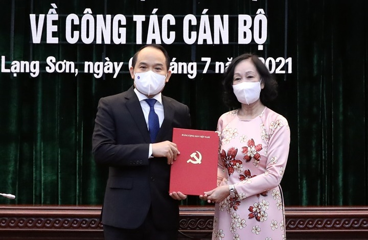 Bà Trương Thị Mai trao quyết định cho ông Nguyễn Quốc Đoàn - Ảnh: VGP.