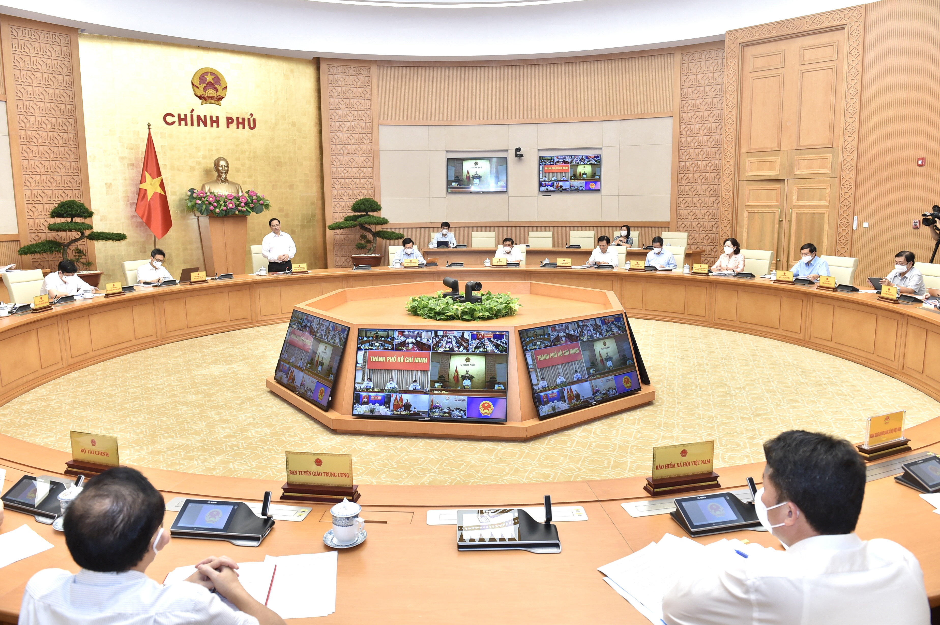 Thủ tướng yêu cầu lãnh đạo phải chọn việc khó khăn hơn để thuận lợi hơn cho người dân, doanh nghiệp và xã hội - Ảnh: VGP
