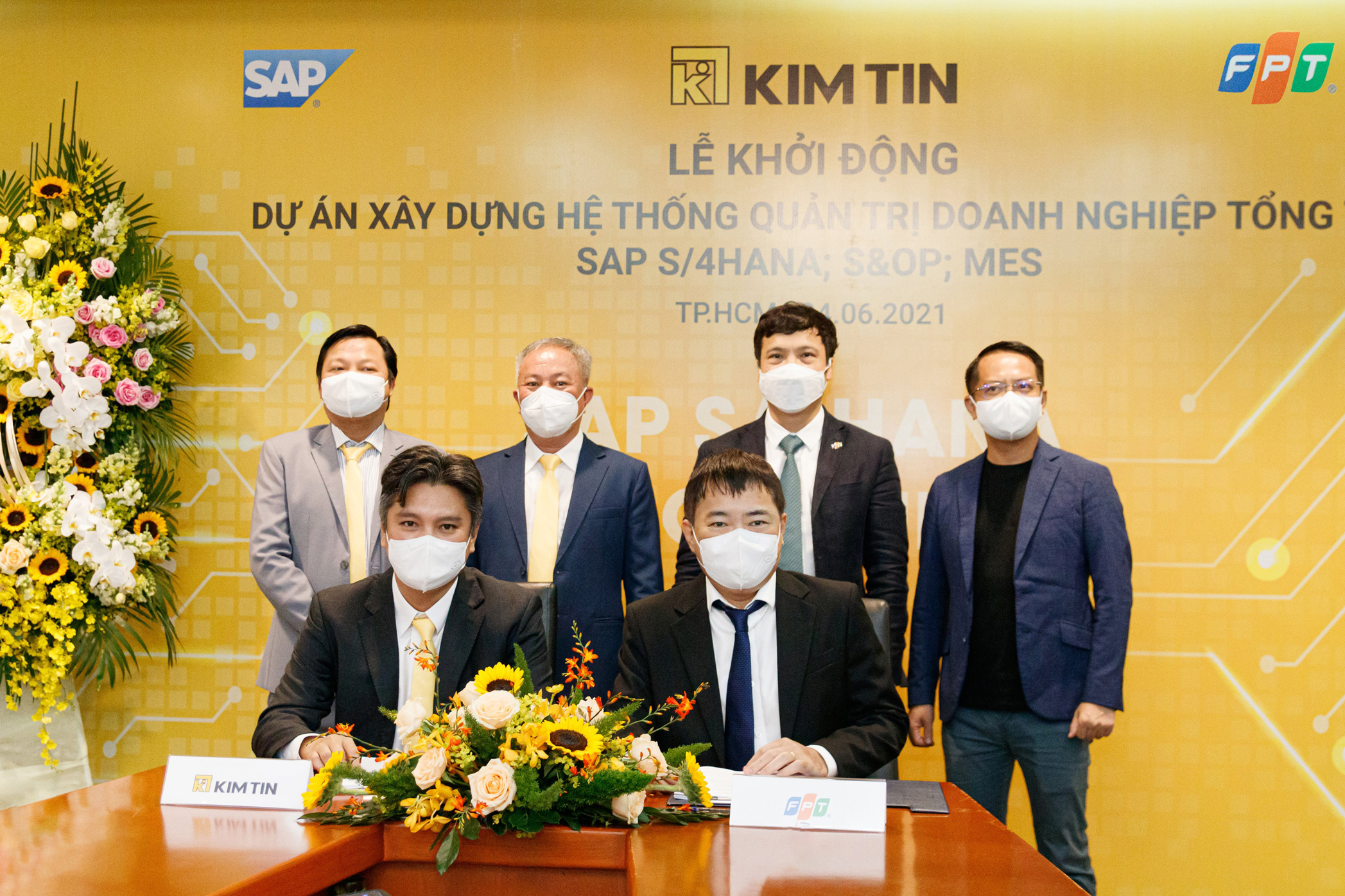 Lễ k&yacute; kết hợp đồng v&agrave; khởi động dự &aacute;n Chuyển đổi số to&agrave;n diện.