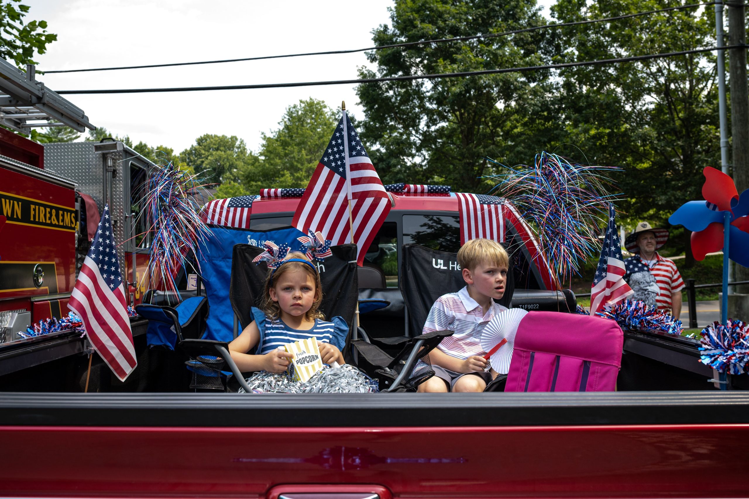 Những đứa trẻ đợi tham dự lễ diễu h&agrave;nh nh&acirc;n ng&agrave;y Quốc kh&aacute;nh Mỹ ở Louisville, Kentucky. Người d&acirc;n Mỹ kh&ocirc;ng c&ograve;n phải đeo khẩu trang v&igrave; tỷ lệ ti&ecirc;m chủng nước n&agrave;y đ&atilde; đạt mức 67% to&agrave;n bộ d&acirc;n số trưởng th&agrave;nh, d&ugrave; con số n&agrave;y chưa đạt mục ti&ecirc;u 70% m&agrave; &ocirc;ng Biden đề ra cho mốc 4/7. Nhiều chuy&ecirc;n gia y tế b&agrave;y tỏ lo ngại khi một số người Mỹ nhất quyết kh&ocirc;ng ti&ecirc;m chủng. C&aacute;c chuy&ecirc;n gia cho rằng biến chủng Delta của Covid-19 c&oacute; thể b&ugrave;ng l&ecirc;n ở Mỹ nếu tỷ lệ ti&ecirc;m chủng dừng lại ở đ&acirc;y.