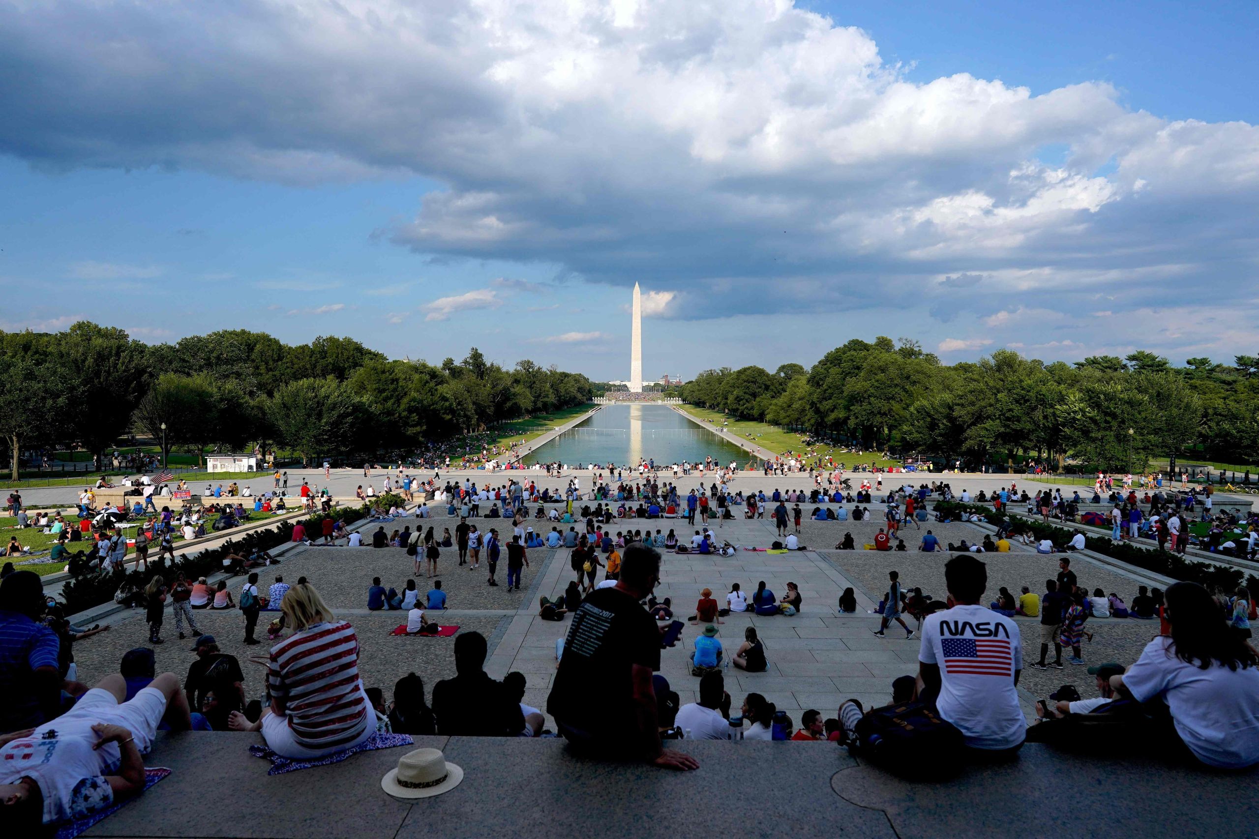 Người d&acirc;n tụ tập gần đ&agrave;i tưởng niệm Lincoln Memorial trước tiệc ph&aacute;o hoa đ&ecirc;m 4/7 - Ảnh: Getty/WSJ.