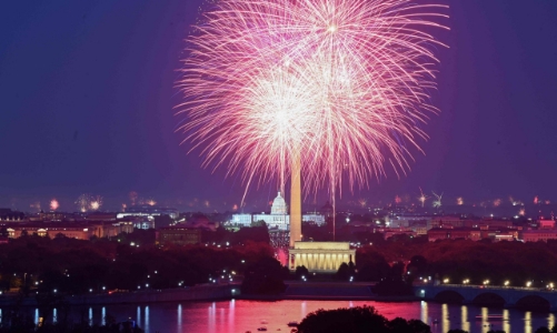 Chùm ảnh: Không còn phải đeo khẩu trang, người Mỹ tưng bừng đón Quốc khánh