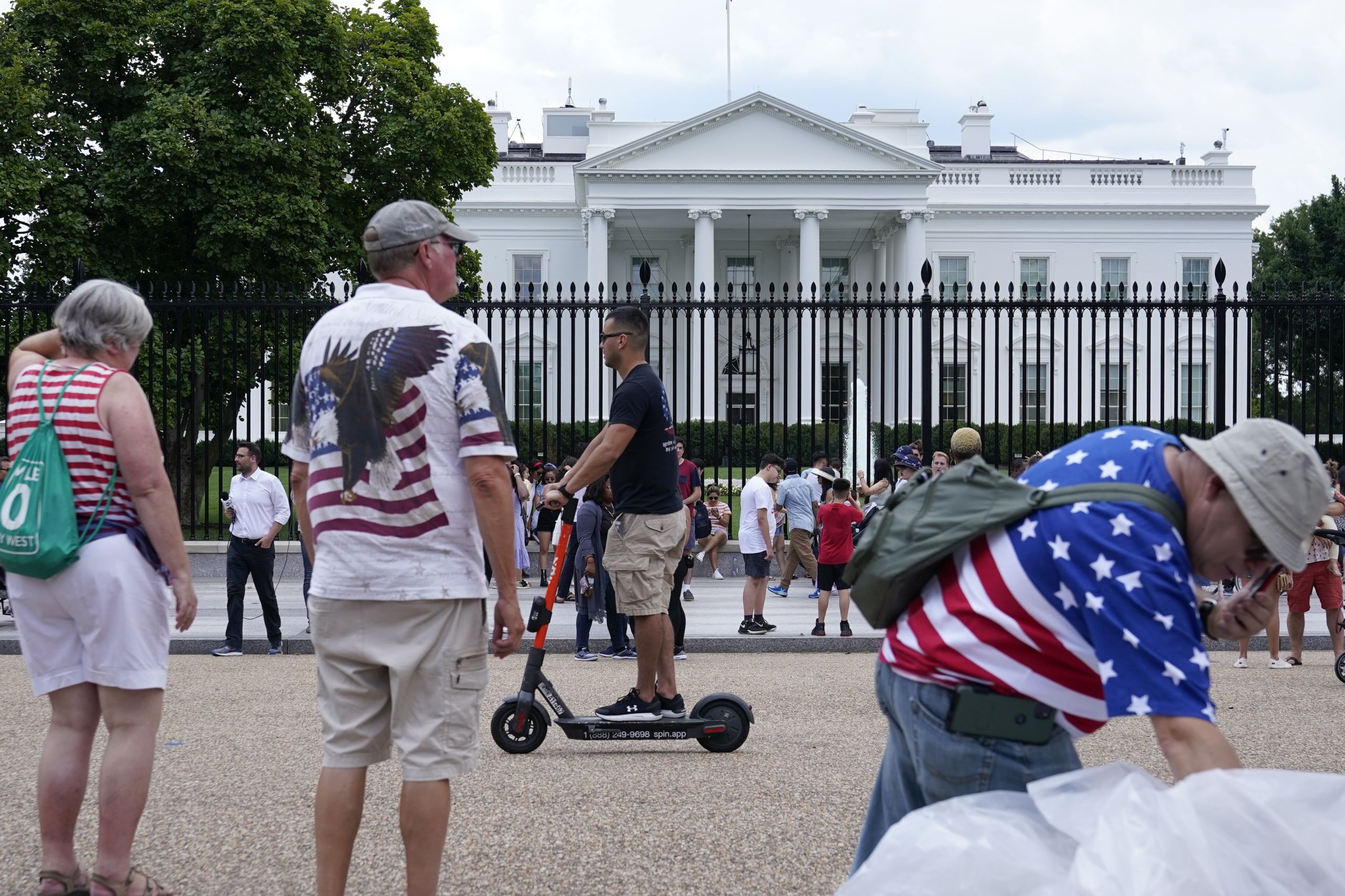 Người d&acirc;n Mỹ tập trung ở một khu vực thuộc Đại lộ Pennsylvania gần Nh&agrave; Trắng v&agrave;o ng&agrave;y Quốc kh&aacute;nh nước n&agrave;y - Ảnh: AP/WSJ.