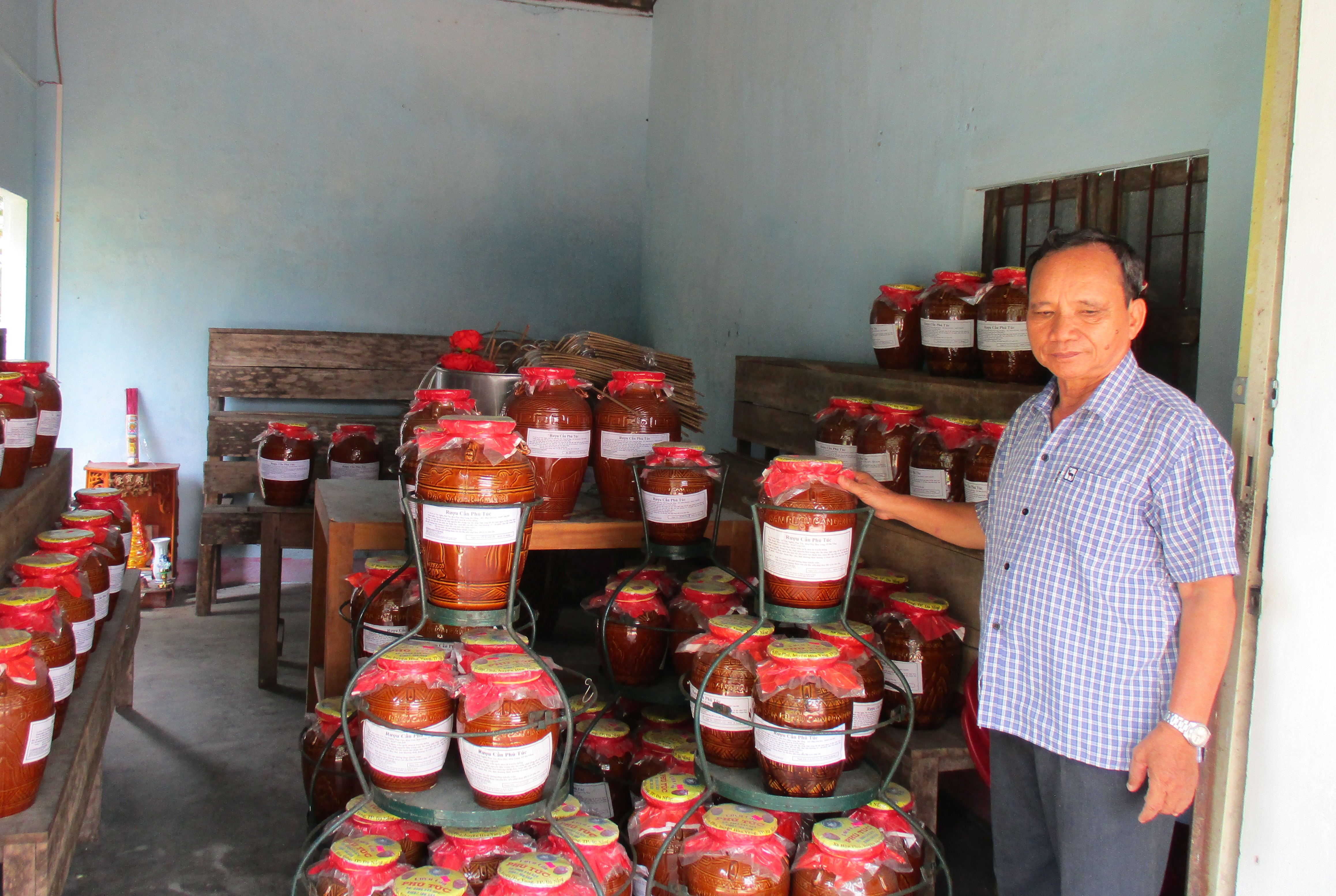 Rượu cần Phú Túc là mặt hàng được khách nước ngoài săn đón khi đến Đà Nẵng. 