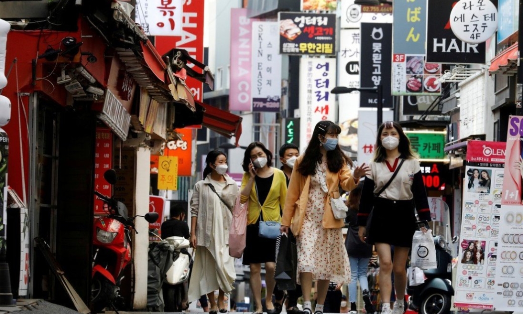 Người đi bộ tại quận mua sắm Myeongdong tại Seoul, Hàn Quốc vào tháng 5 - Ảnh: Reuters
