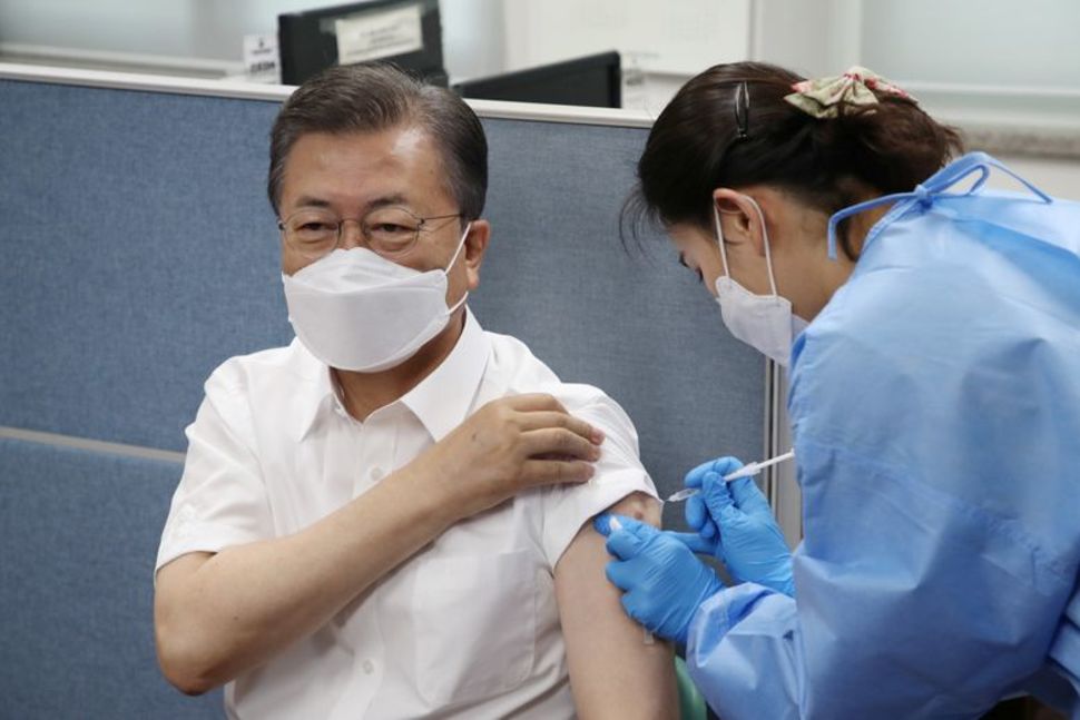 Tổng thống Hàn Quốc Moon Jae-in tiêm vaccine Covid-19 tại Seoul ngày 23/3/2021 - Ảnh: Reuters