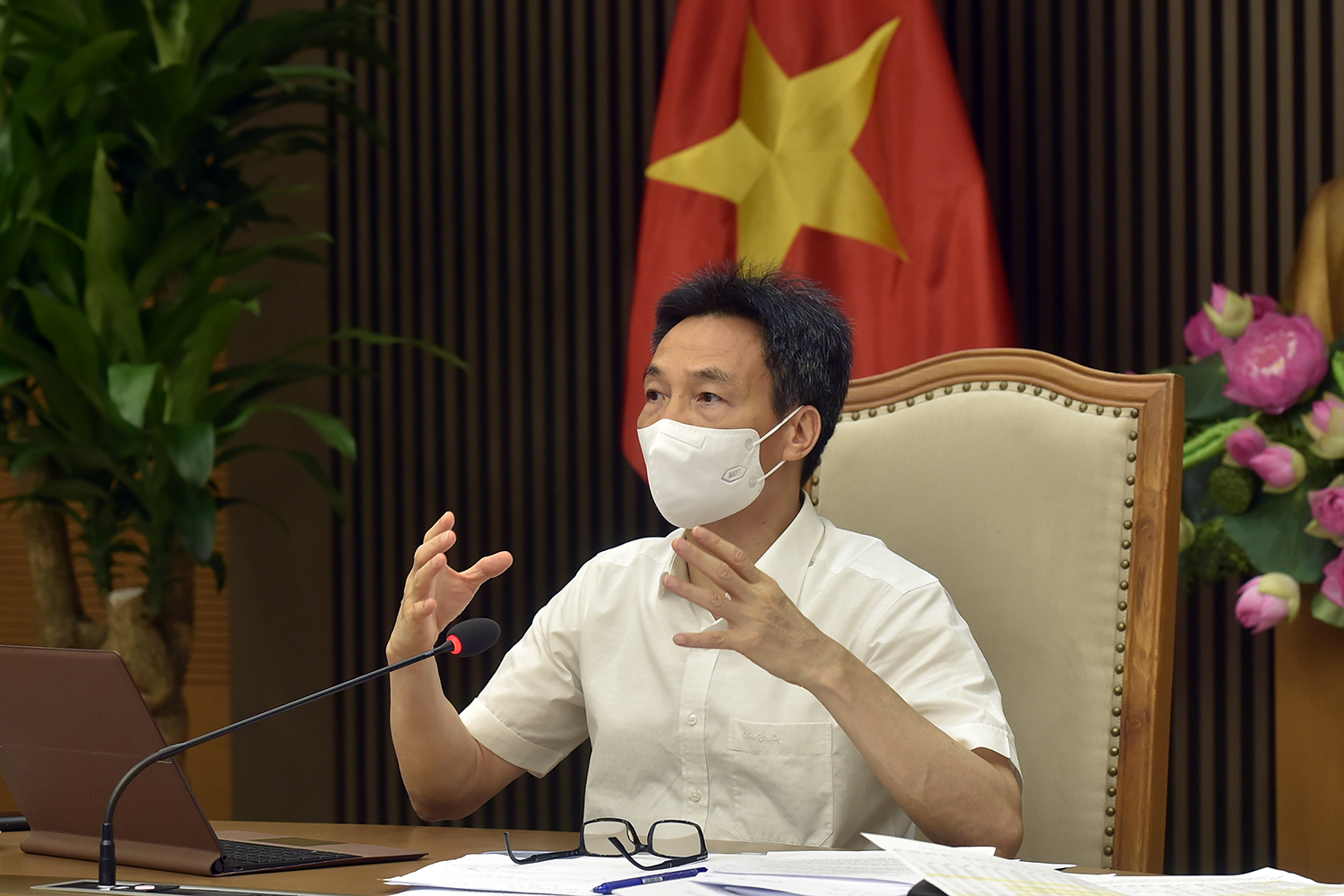 Phó Thủ tướng Vũ Đức Đam chủ trì cuộc họp trực tuyến với TP.HCM sáng 5/7. Ảnh - VGP/Đình Nam. 