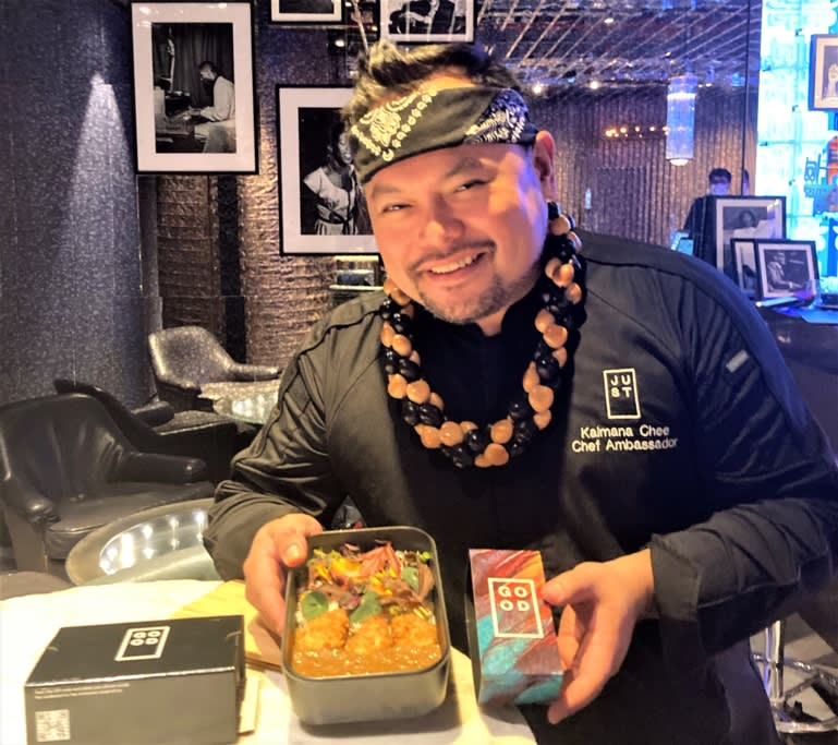 Đầu bếp Kaimana Chee của Eat Just chưa bao giờ nghĩ rằng m&igrave;nh sẽ nh&igrave;n thấy thịt g&agrave; nh&acirc;n tạo từ ph&ograve;ng th&iacute; nghiệm sẽ xuất hiện tr&ecirc;n đĩa của người ti&ecirc;u d&ugrave;ng - Ảnh: Nikkei Asia