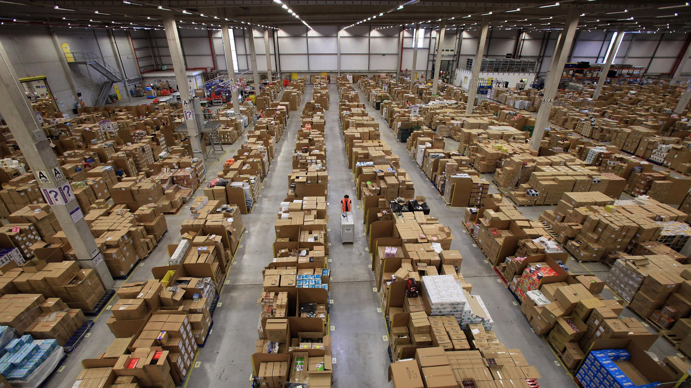 Một kho hàng của Amazon - Ảnh: Ap