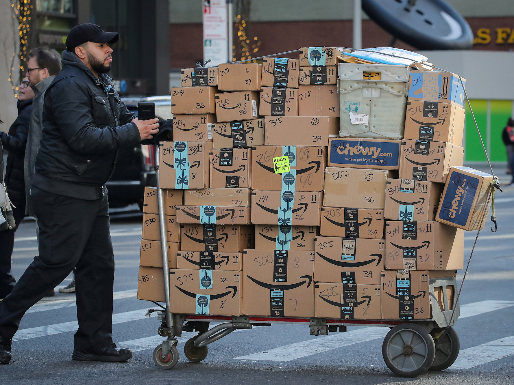 Amazon ghi nhận lượng đơn hàng tăng kỷ lục trong năm 2020 - Ảnh: Getty Images