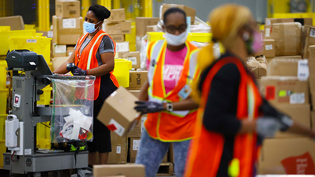 Nhân viên nhà kho của Amazon - Ảnh: Amazon