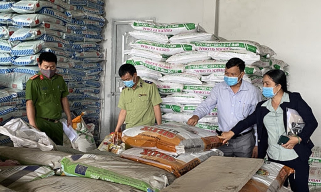 Thanh tra đột xuất các cơ sở kinh doanh vật tư nông nghiệp.