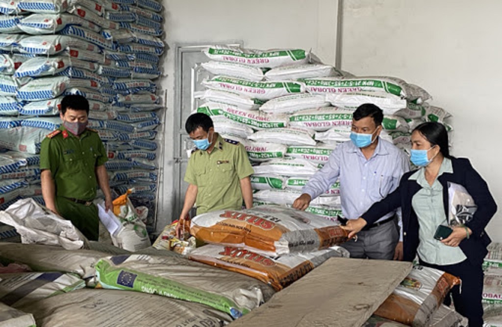 Thanh tra đột xuất các cơ sở kinh doanh vật tư nông nghiệp.