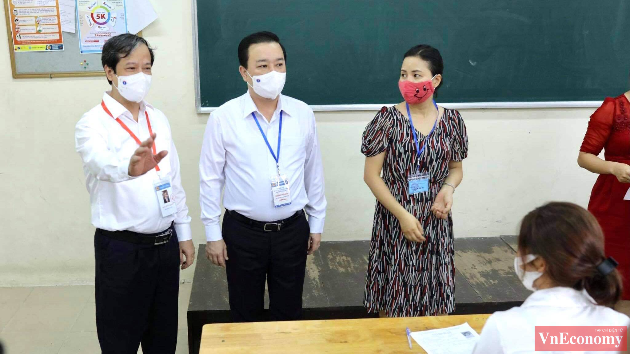 Bộ trưởng Bộ GD&ĐT Nguyễn Kim Sơn đã có mặt từ sớm tại điểm thi trường THPT Chu Văn An (Hà Nội) để kiểm tra công tác phòng chống dịch của kỳ thi tốt nghiệp THPT năm nay.