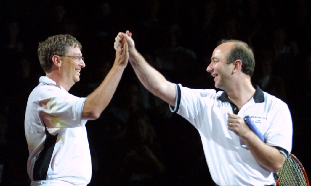 Nhà sáng lập Microsoft Bill Gates và nhà sáng lập Amazon Jeff Bezos trong một trận đấu quần vợt vào năm 2001 - Ảnh: Getty.