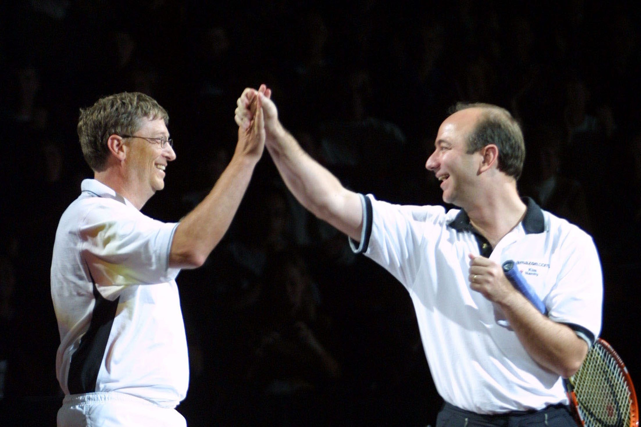 Nhà sáng lập Microsoft Bill Gates và nhà sáng lập Amazon Jeff Bezos trong một trận đấu quần vợt vào năm 2001 - Ảnh: Getty.