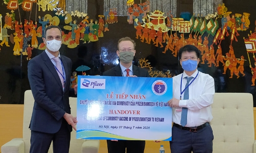 Hơn 97.000 liều vaccine phòng Covid-19 của Pfizer/BioNtech đầu tiên đã về Việt Nam