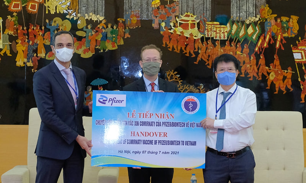 TS. Trương Quốc Cường,Thứ trưởng Bộ Y tế đã tiếp nhận lô vaccine phòng Covid-19 Comirnaty của Pfizer/BioNtech gồm 97.110 liều.