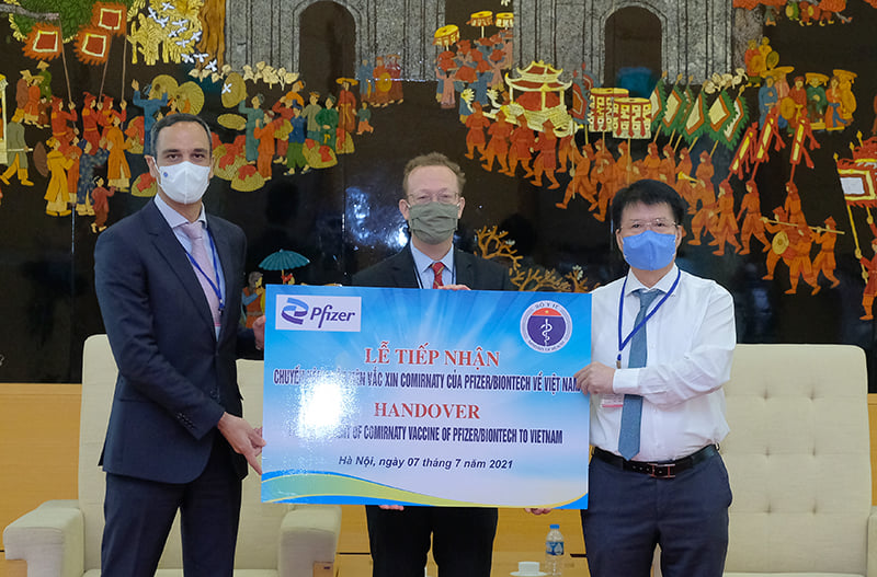 TS. Trương Quốc Cường,Thứ trưởng Bộ Y tế đã tiếp nhận lô vaccine phòng Covid-19 Comirnaty của Pfizer/BioNtech gồm 97.110 liều.