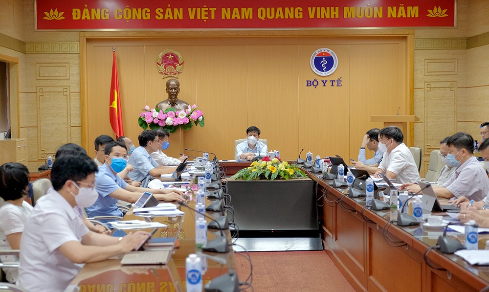 Bộ trưởng Nguyễn Thanh Long chủ trì cuộc họp tại điểm cầu Bộ Y tế. 