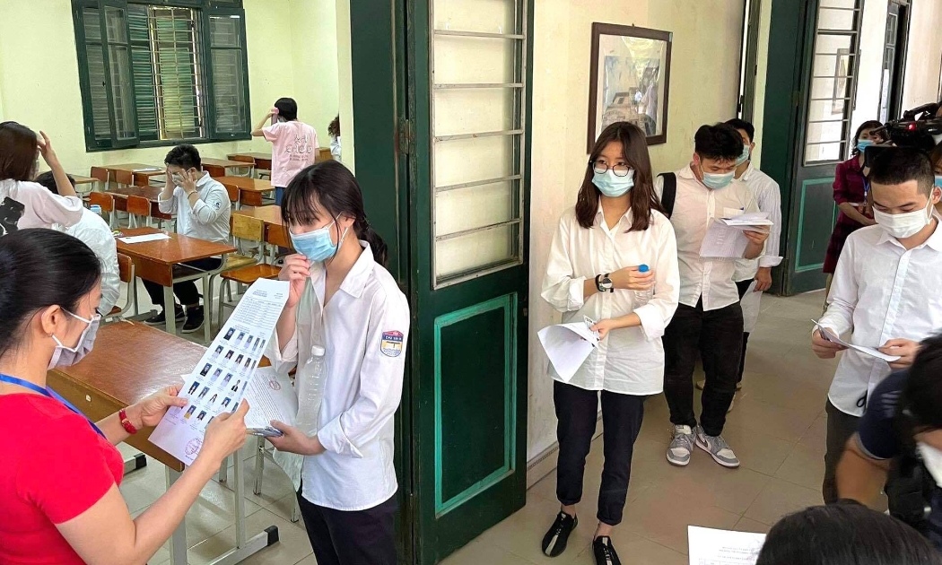 Các thí sinh làm thủ tục trước khi vào phòng thi.