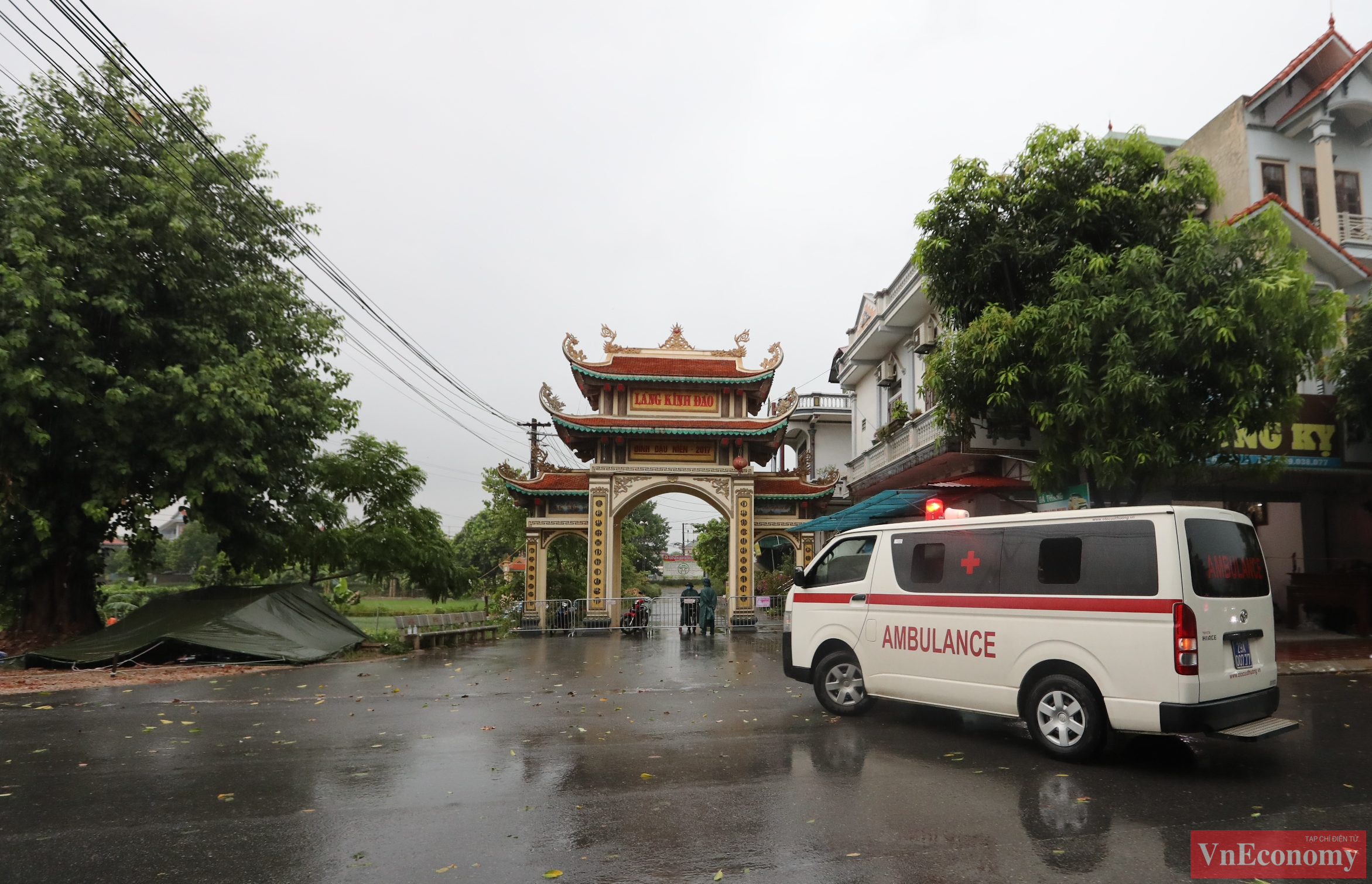 Sau khi ghi nhận ch&ugrave;m ca bệnh gia đ&igrave;nh 5 người mắc Covid-19,&nbsp;th&ocirc;n Kinh Đ&agrave;o (An Mỹ, Mỹ Đức, H&agrave; Nội) đ&atilde; được khoanh v&ugrave;ng, thiết lập khu vực c&aacute;ch ly y tế.