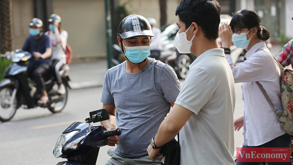 C&aacute;c bậc phụ huynh được y&ecirc;u cầu kh&ocirc;ng tập trung ngo&agrave;i cổng trường, đi về sớm để tr&aacute;nh &ugrave;n tắc v&agrave; cũng để ph&ograve;ng chống dịch.