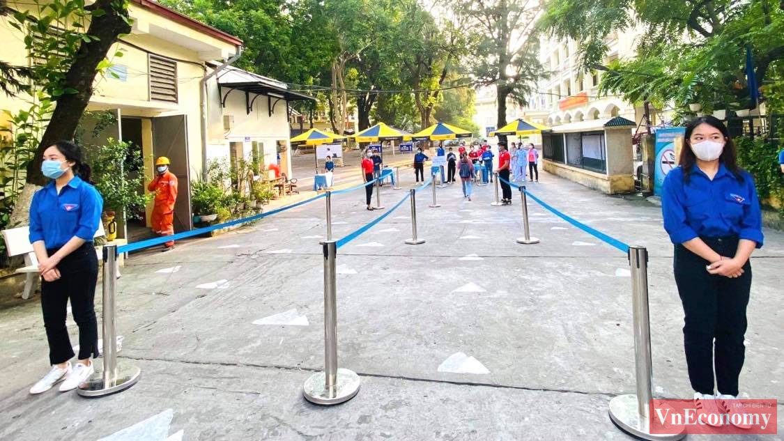 Tại điểm thi THPT Quang Trung, quận Đống Đa (H&agrave; Nội),&nbsp; nhiều th&iacute; sinh đến sớm từ trước 6h. Thời tiết m&aacute;t mẻ thuận tiện cho việc đi lại của th&iacute; sinh. Trường căng r&agrave;o chắn ở ngo&agrave;i cổng trường, th&iacute; sinh đi bộ v&agrave;o điểm thi để tiện ph&acirc;n luồng ph&ograve;ng dịch.&nbsp;