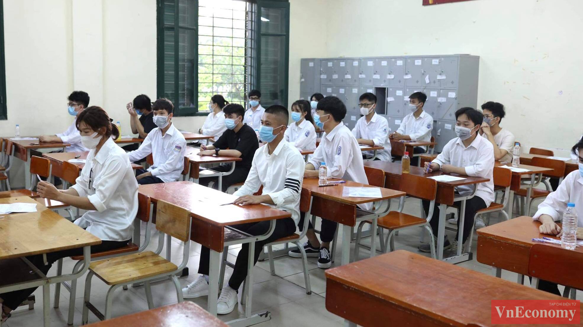 Đúng 7h30 các giám thị phát đề, thí sinh làm bài sau đó 5 phút.