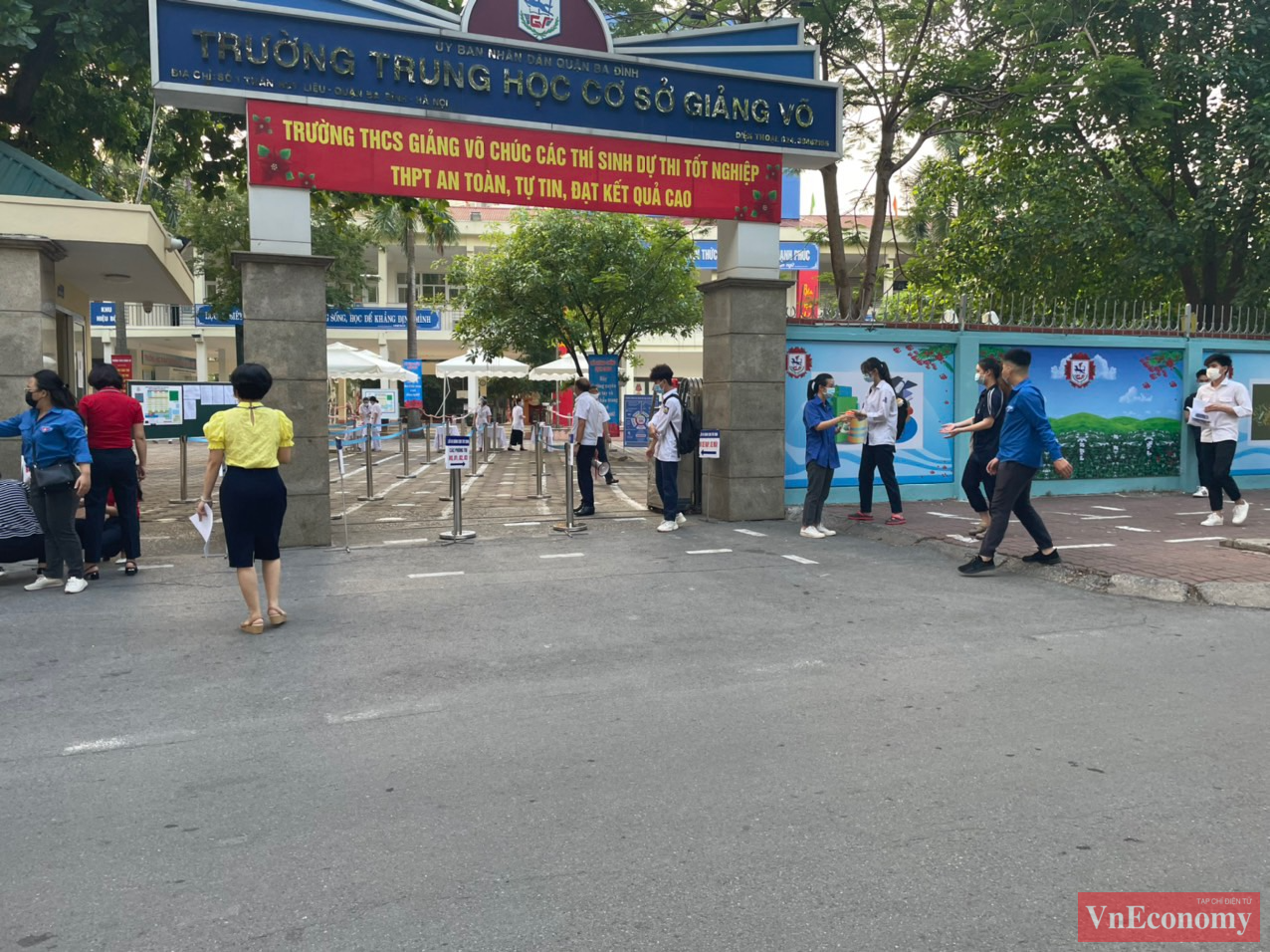 Trước cổng mỗi điểm thi không còn thấy cảnh phụ huynh đỗ xe, ngồi chờ la liệt như mọi năm. Đây là điểm mới của một vài kỳ thi gần đây, nhằm phòng chống dịch Covid-19.