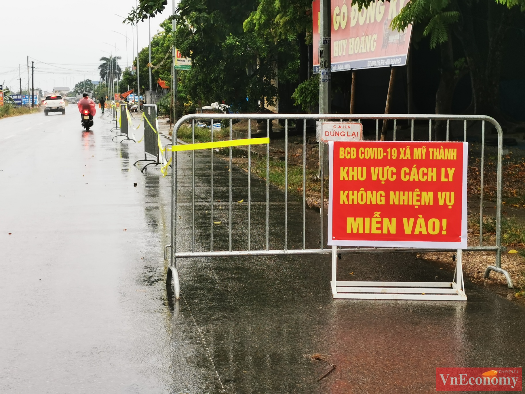 Xã Mỹ Thành, huyện Mỹ Đức ngày hôm nay cũng ghi nhận ca mắc Covid-19 là mẹ của một bệnh nhân thuộc chùm ca bệnh gia đình 5 người tại xã An Mỹ. Lực lượng chức năng đã căng dây phong toả khu vực ghi nhận ca mắc từ chiều 7/7.