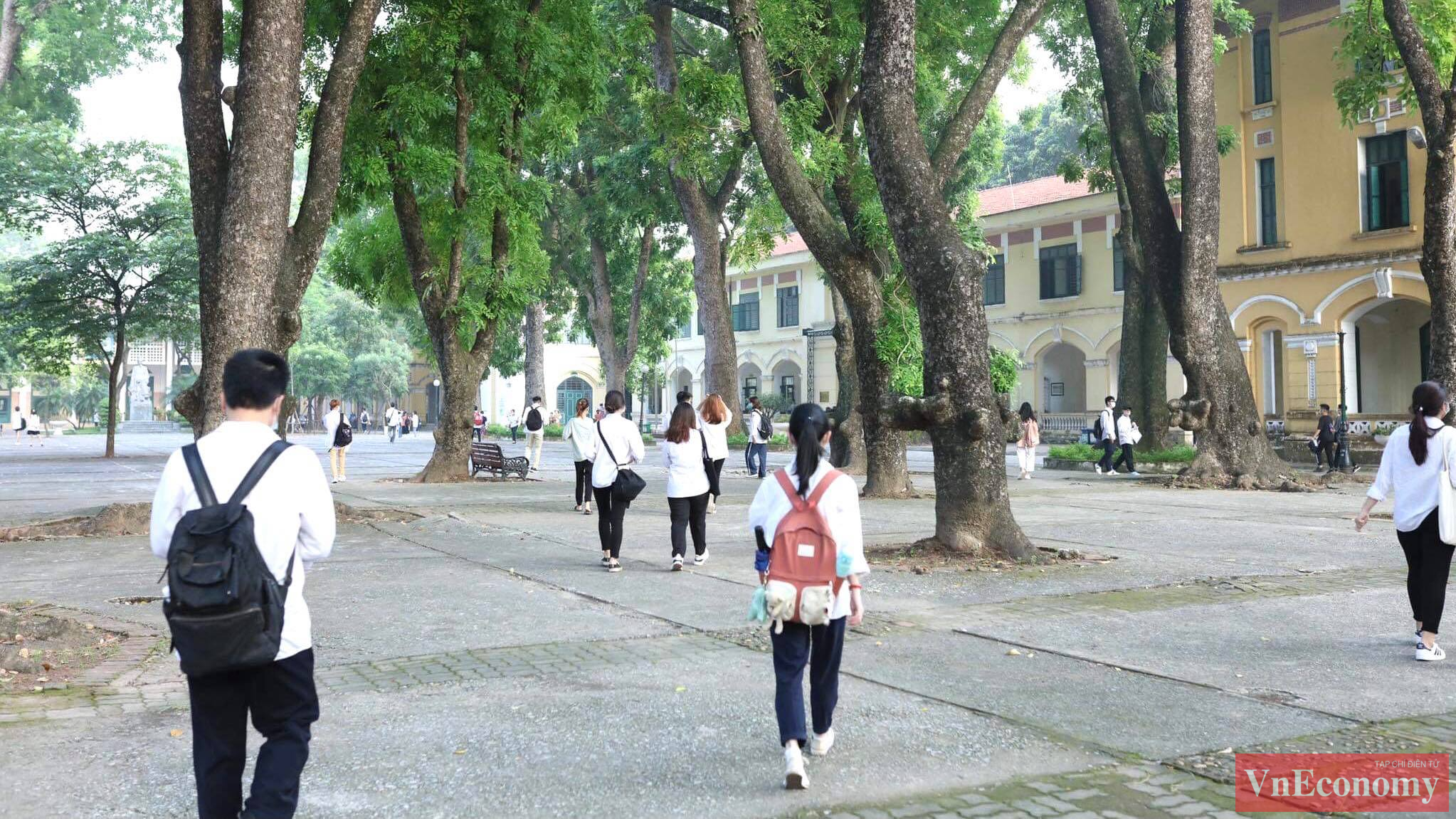 Thay vì tập trung đông đúc ngoài cổng trường để trao đổi kinh nghiệm làm bài thi, các thí sinh cũng được khuyến cáo nên vào thẳng luôn phòng thi của mình.