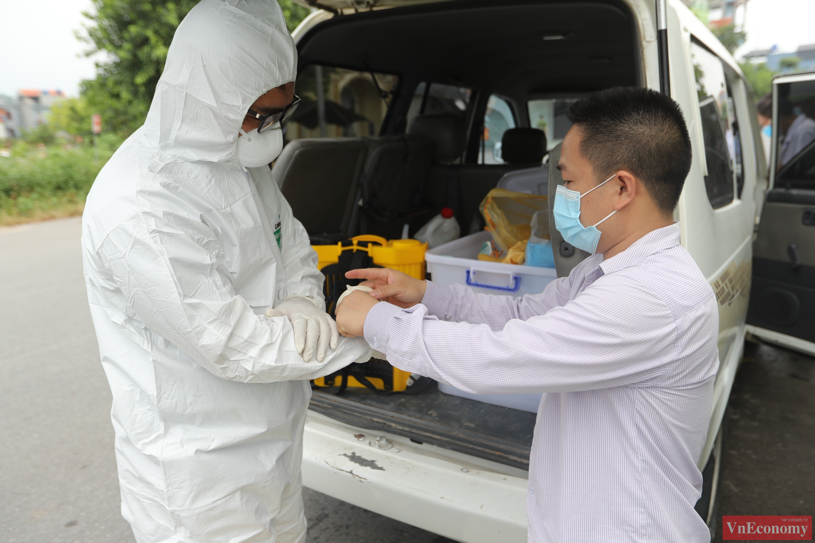 Chiều nay, lực lượng chức năng tiếp tục rà soát các trường hợp liên quan, xét nghiệm trước khi đưa các trường hợp nguy cơ cao đi cách ly tập trung. 
