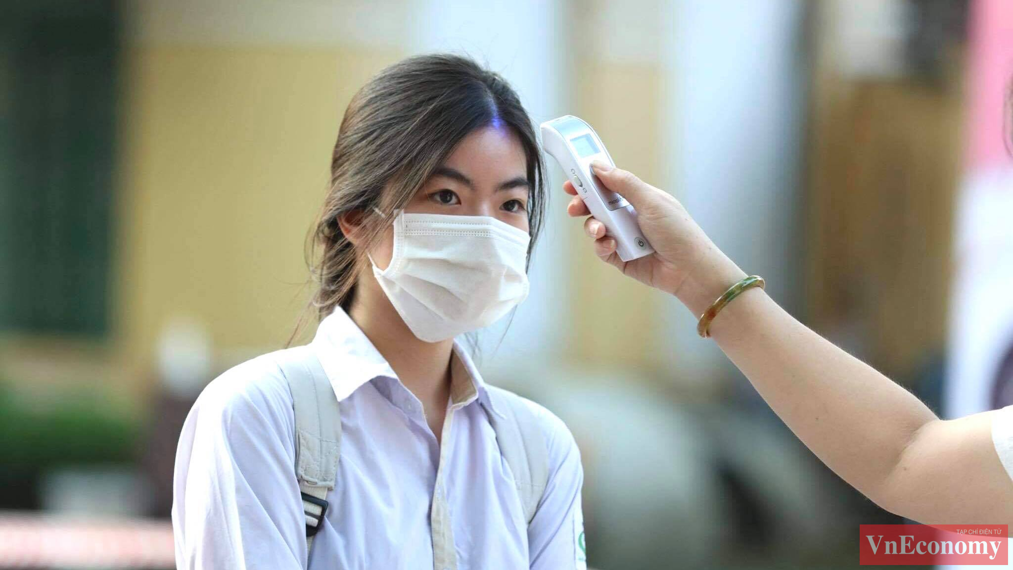 Sáng nay, từ 6h, đã có nhiều thí sinh đến điểm thi trường THPT Chu Văn An. Trước khi vào phòng thi các thí sinh đều phải đo thân nhiệt và rửa tay khử khuẩn.
