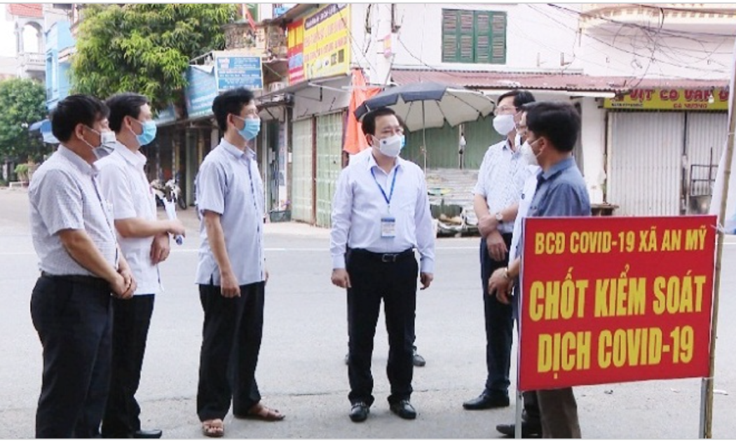 Phó Chủ tịch Chử Xuân Dũng kiểm tra thực tế tại khu vực phong tỏa thôn Kênh Đào, xã An Mỹ, huyện Mỹ Đức.