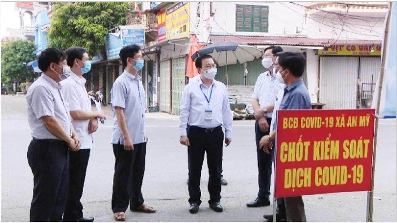 Phó Chủ tịch Chử Xuân Dũng kiểm tra thực tế tại khu vực phong tỏa thôn Kênh Đào, xã An Mỹ, huyện Mỹ Đức.