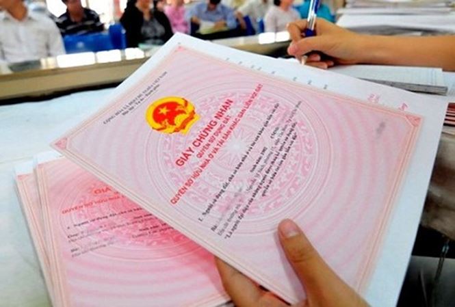Tài sản chung của hai vợ chồng phải ghi cả họ tên vợ và chồng.