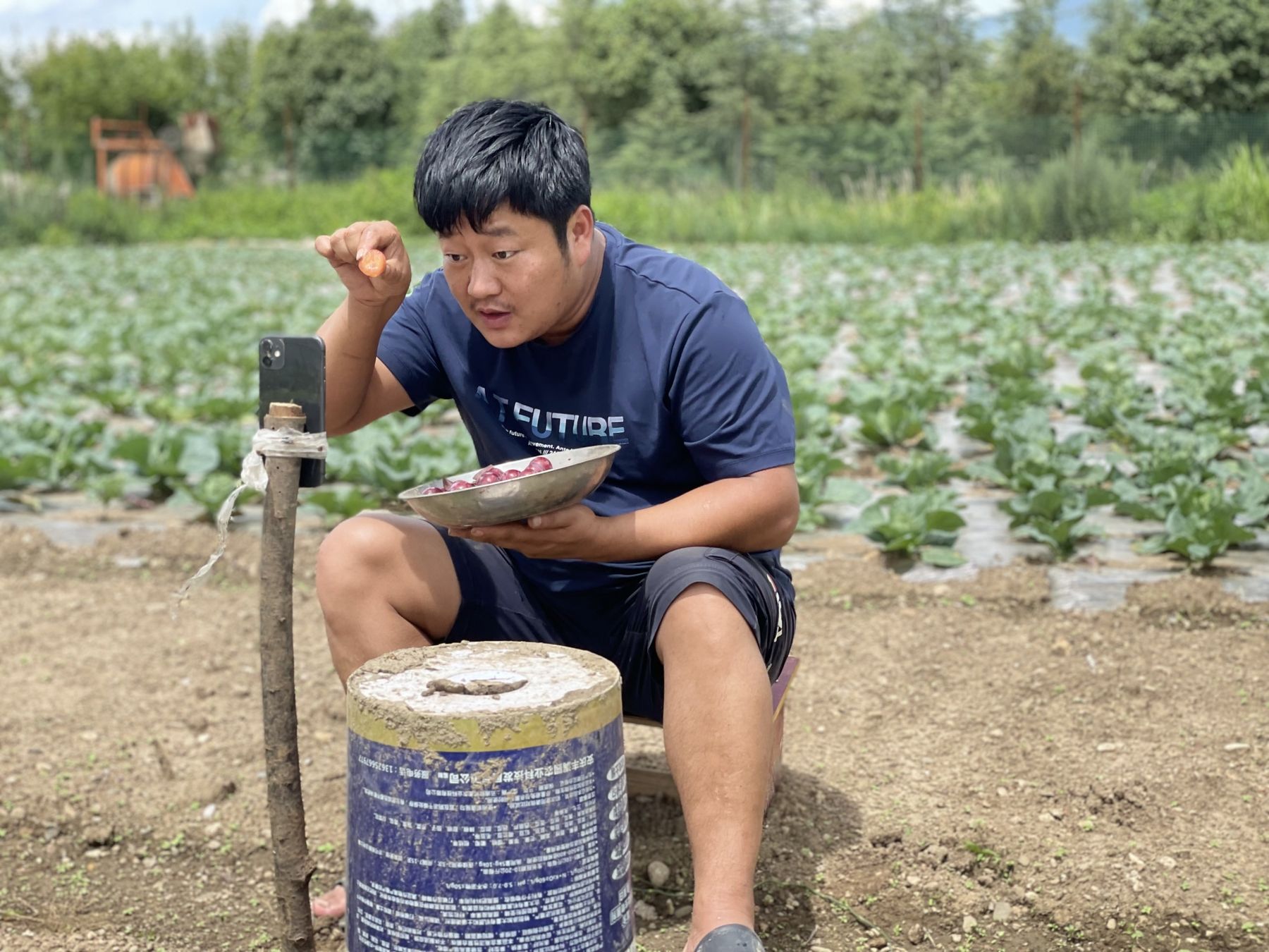 Nông dân Jin Guowei trong một lần livestream bán hàng - Ảnh: Bloomberg