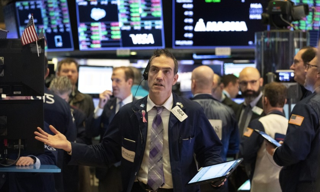 Các nhà giao dịch cổ phiếu trên sàn NYSE - Ảnh: Reuters.