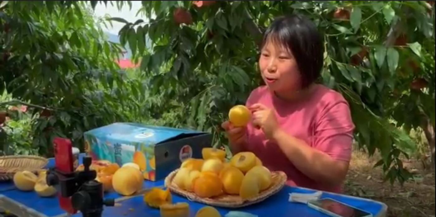 B&agrave; Guo Chengcheng b&aacute;n đ&agrave;o trong một buổi ph&aacute;t trực tiếp v&agrave;o ng&agrave;y 2 /7 - Ảnh: Bloomberg&nbsp;