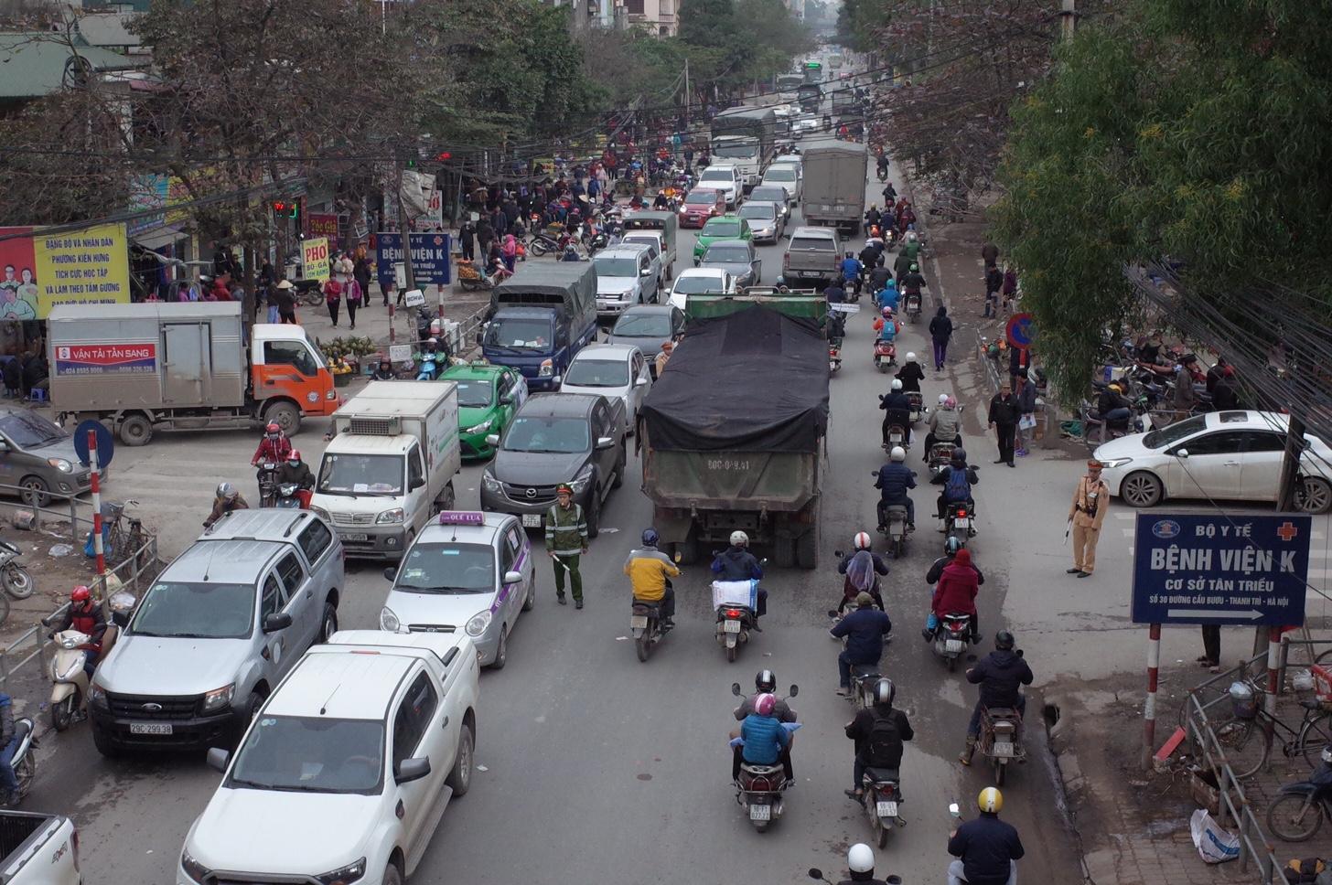 "Điểm đen" ùn tắc nhất trước cổng Bệnh viện K (cơ sở 3 Tân Triều). 