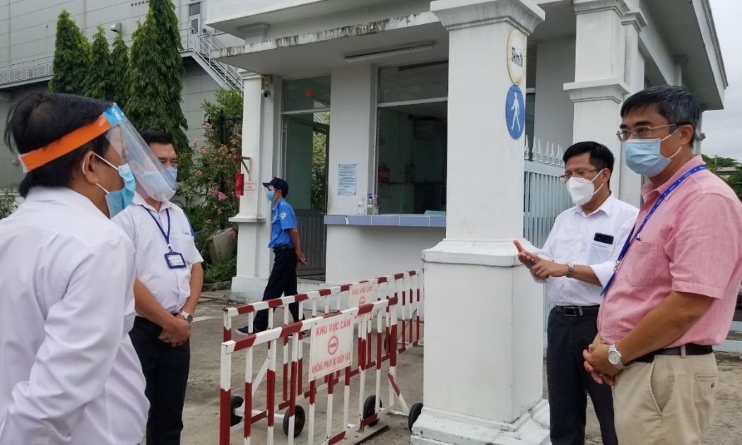 Tổ công tác thực hiện cách ly xử lý môi trường y tế của Bộ Y tế kiểm tra công tác chống dịch tại Khu chế xuất Tân Thuận.