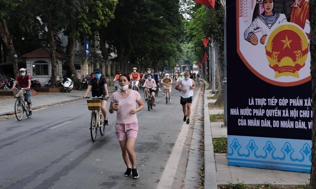 Người dân tham gia các hoạt động thể dục thể thao ven Hồ Hoàn Kiếm. Ảnh - Phạm Hùng. 