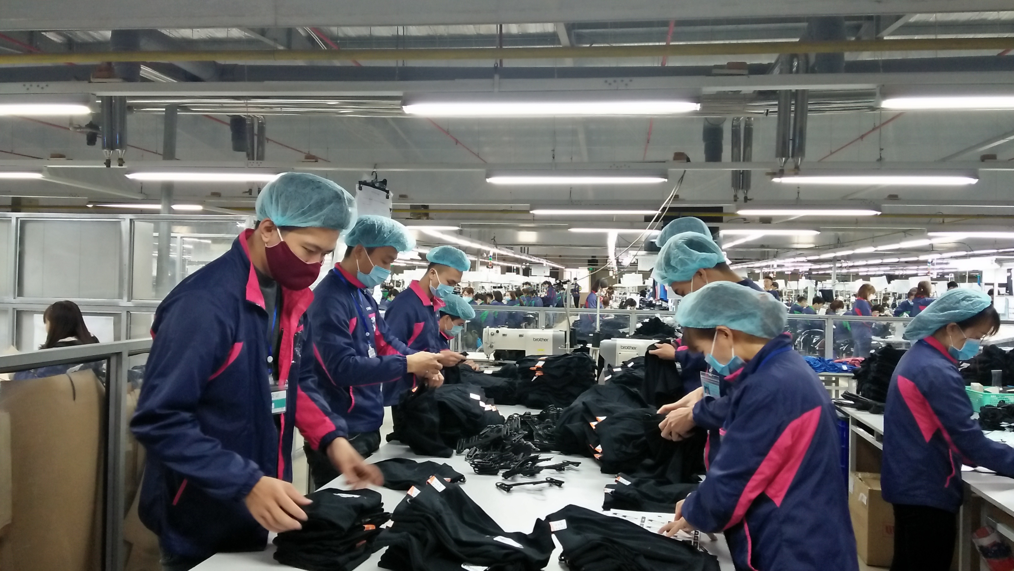 Lao động một doanh nghiệp chuy&ecirc;n v&egrave; h&agrave;ng may mặc. Ảnh - N.Dương.&nbsp;