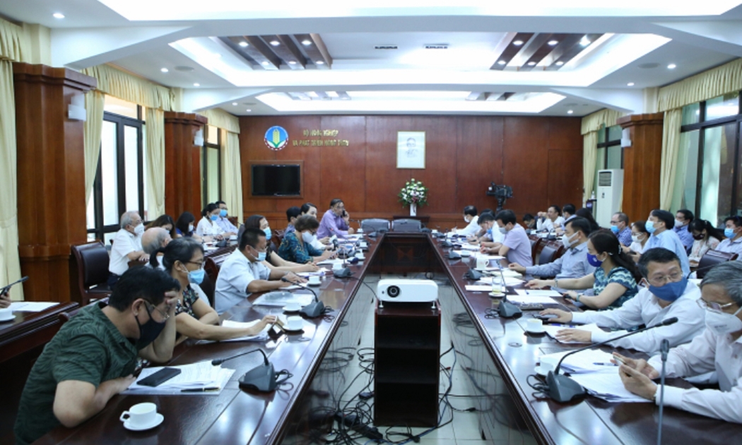 Bộ Nông nghiêp và Phát triển nông thôn họp với các hiệp hội trong ngành.