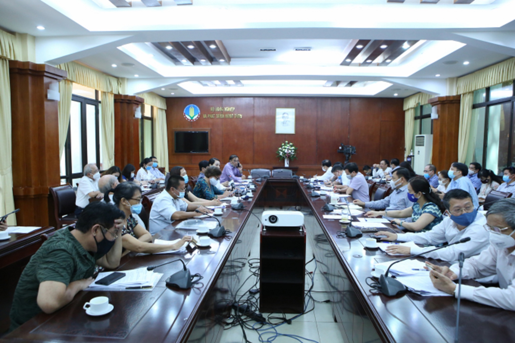 Bộ Nông nghiêp và Phát triển nông thôn họp với các hiệp hội trong ngành.