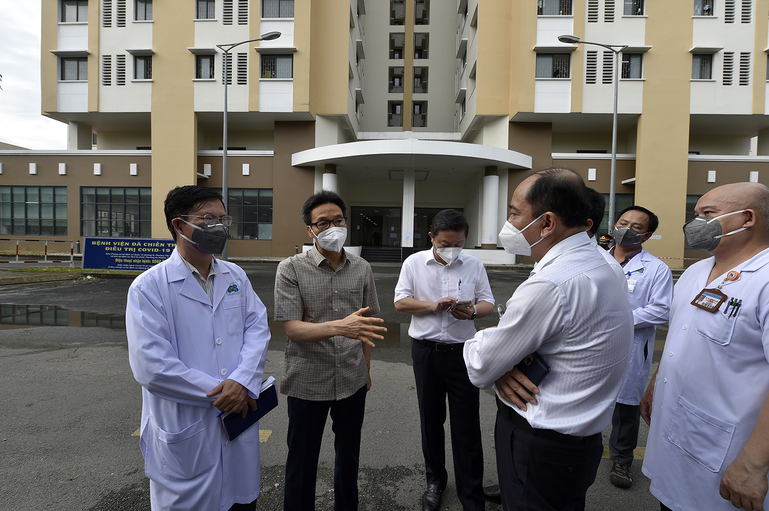 Ph&oacute; Thủ tướng Vũ Đức Đam kiểm tra Bệnh viện D&atilde; chiến thu dung điều trị Covid-19 số 2. Ảnh - VGP.&nbsp;