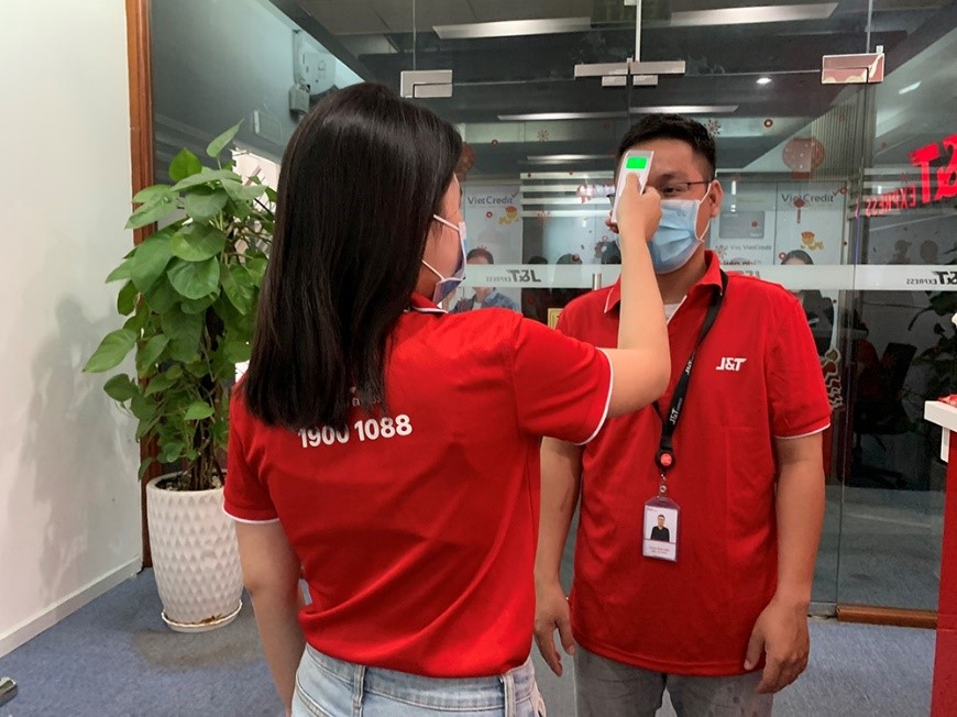 Shipper J&T được thường xuy&ecirc;n kiểm tra nhiệt độ v&agrave; nhắc nhở c&ocirc;ng t&aacute;c ph&ograve;ng dịch.