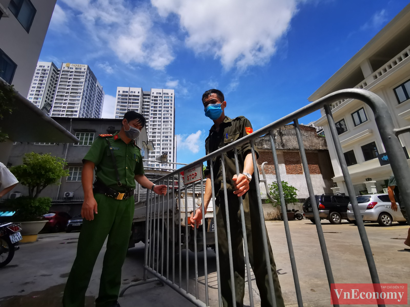 Trong s&aacute;ng nay, lực lượng chức năng cũng đ&atilde; khoanh v&ugrave;ng, truy vết, lấy mẫu x&eacute;t nghiệm c&aacute;c trường hợp li&ecirc;n quan c&ugrave;ng tầng (tầng 10) với hai bệnh nh&acirc;n.
